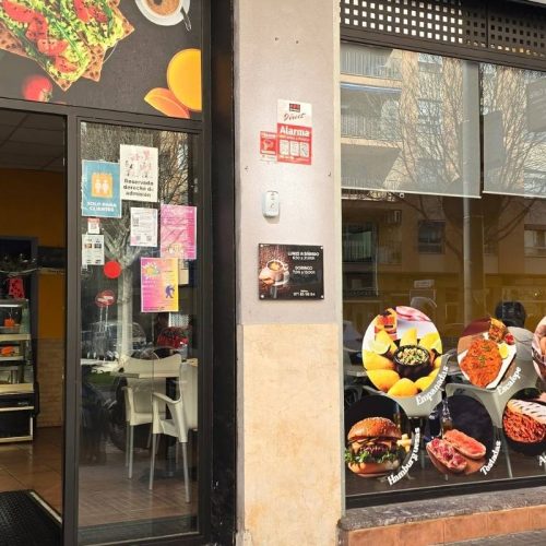 trabajo rotulacion en escaparate de una cafeteria