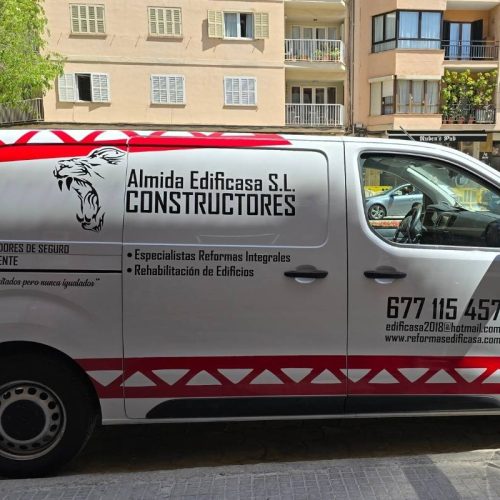 Diseño de rotulación en furgoneta de empresa constructora con información corporativa